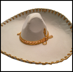 Sombrero de charro color hueso con toquilla y jaripeo en hilo dorado.